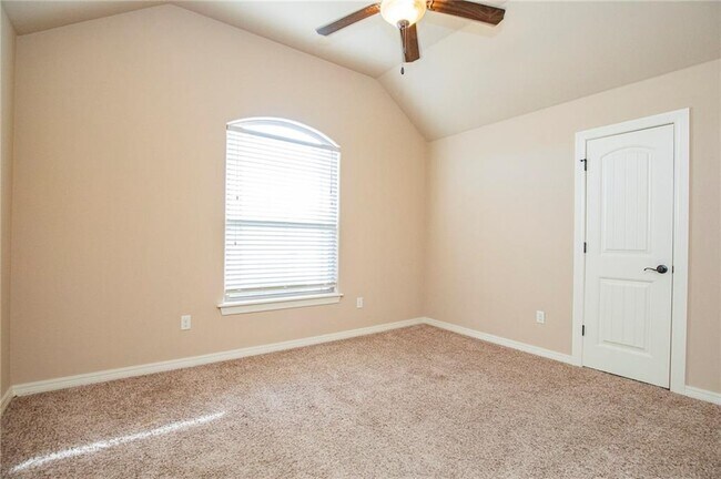 Building Photo - 2955 N Raven Ln