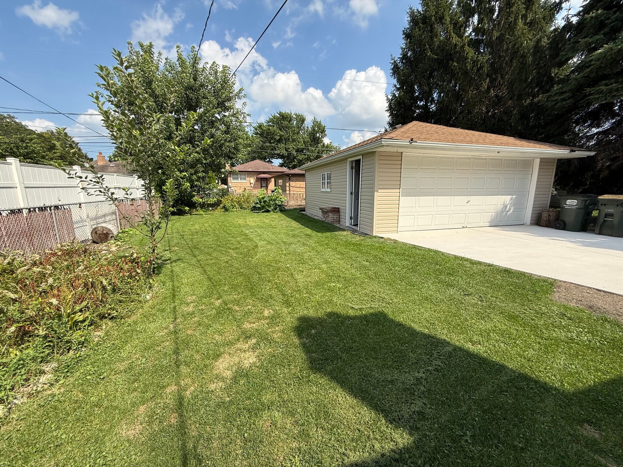 Building Photo - 8447 N Oriole Ave