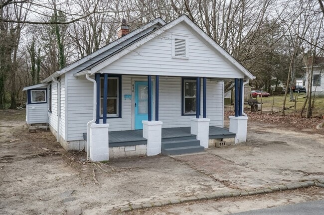 Building Photo - Two Bedroom Home!