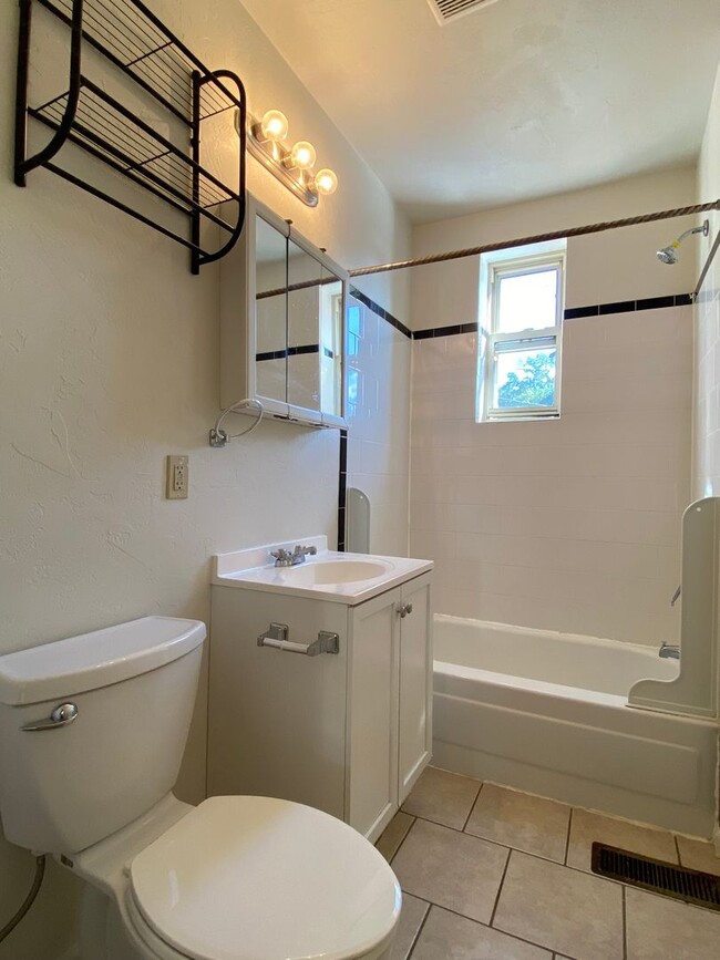 Building Photo - Spacious Two Bedroom Townhouse in Squirrel Hill! Fully Equipped Kitchen & W/D Included! Call Today