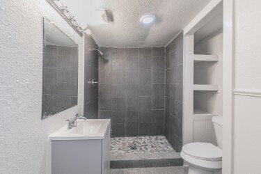 Building Photo - "Charming 2-Bedroom Retreat with Huge Yard...