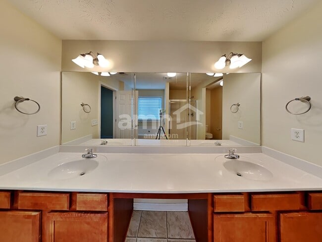 Building Photo - 913 Tamarisk Pl