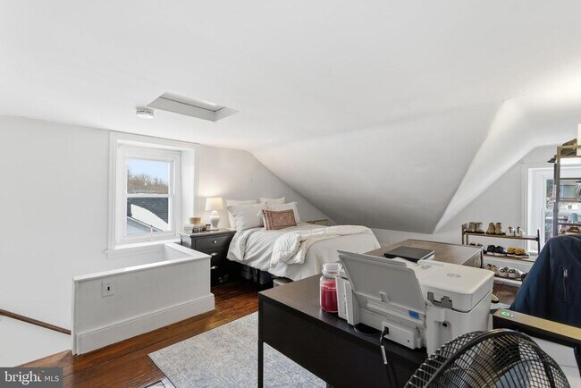 Building Photo - 405 Leverington Ave