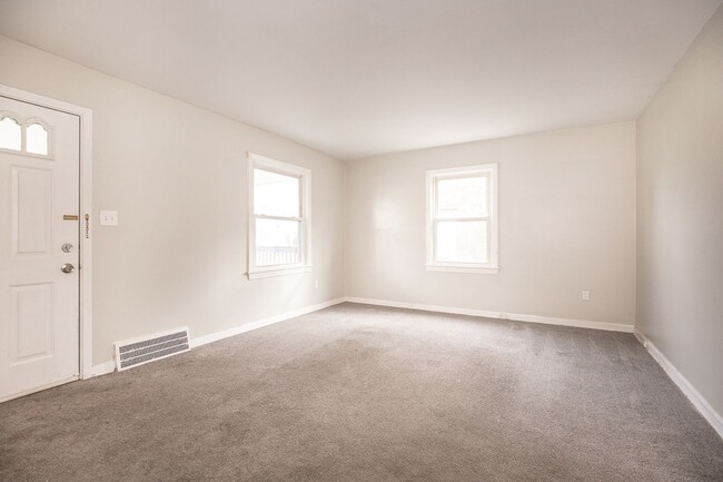 Building Photo - 3 BED 1 BATH BEAUTIFUL SINGLE FAMILY HOME