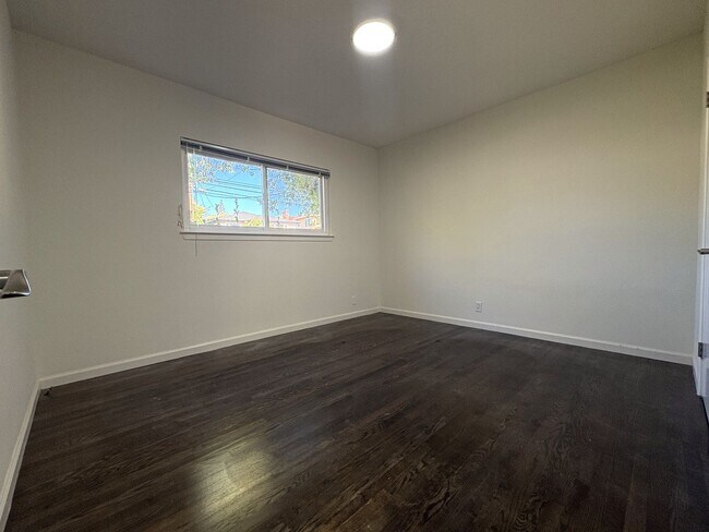 Building Photo - Charming 2 Bedroom, 2 Bathroom Home in Redwood City