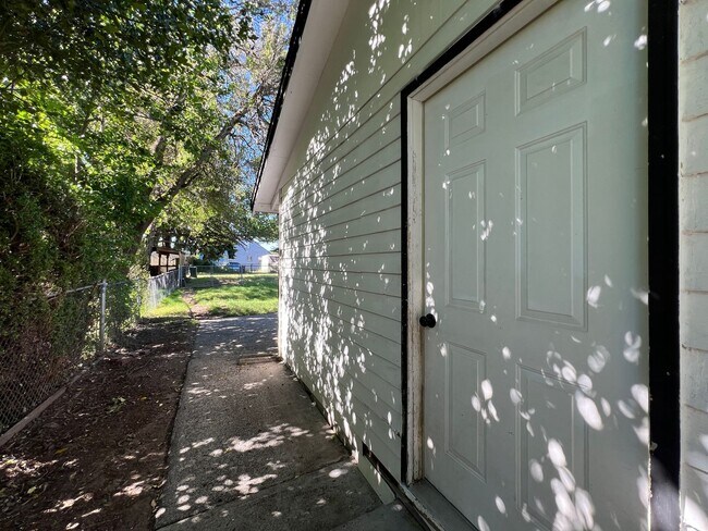Building Photo - Charming Immaculate Three Bedroom Rambler in Tacoma
