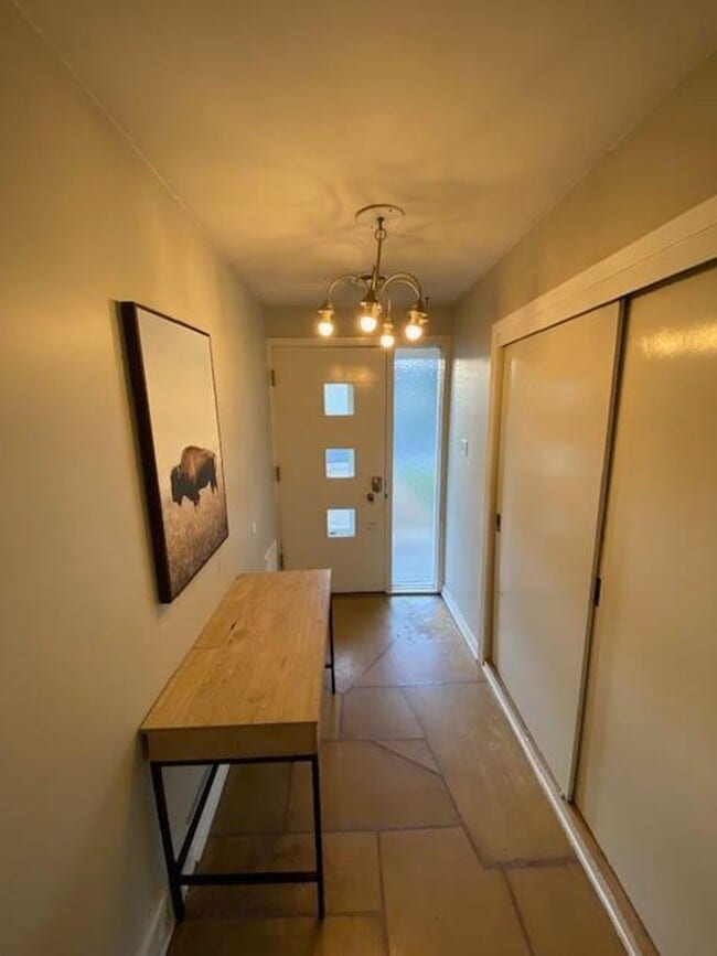 Building Photo - Move in Discount! Charming Ranch Style Sin...