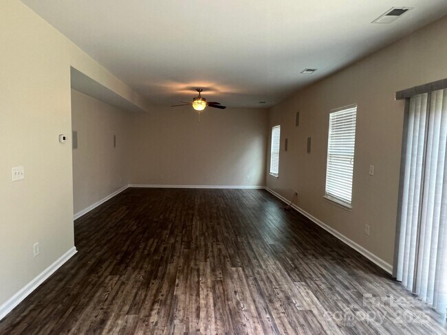 Building Photo - 207 Elba Dr