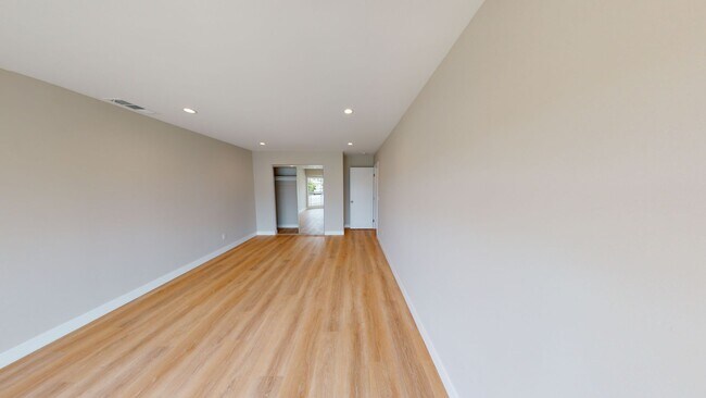 Building Photo - 4BD/3BA on Pontiac!! (Lease out, pending s...