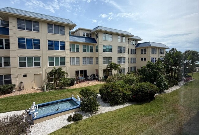 Building Photo - Beach Harbor Club Beauty