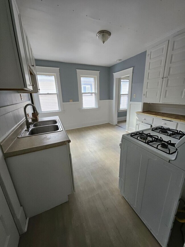 Building Photo - Newly renovated upper 3 bedroom unit