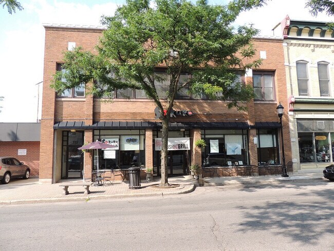 Building Photo - Spacious 1 Bedroom Unit, Downtown Waukesha...