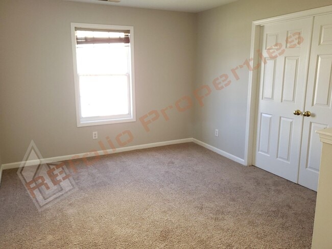Building Photo - Lovely 4 Bedroom, 2.5 Bath Single-Family H...