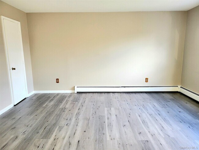 Building Photo - 6 Maple Ave