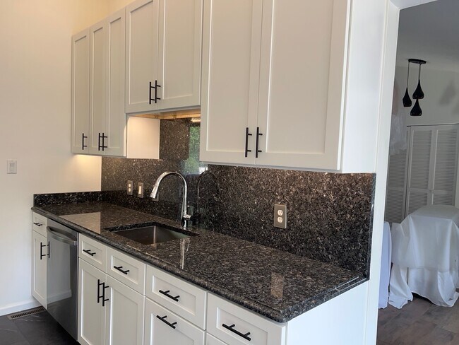 Building Photo - 808 Phoenix Dr