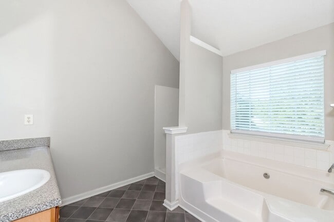 Building Photo - Impressive 4 bed, 2.5 bath Home.