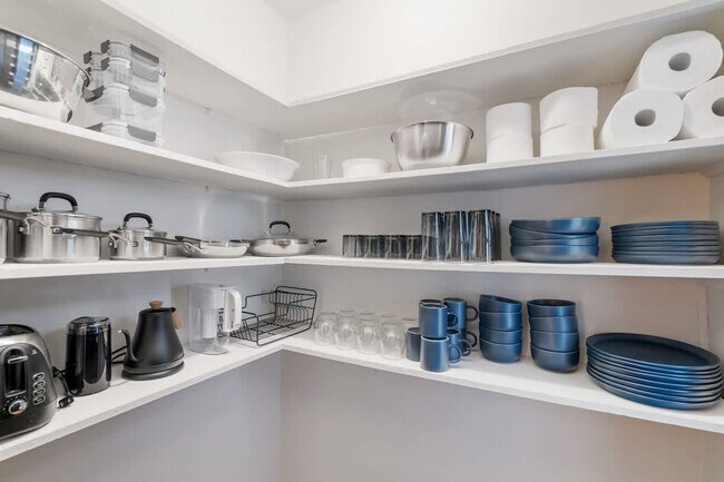 Building Photo - 1708 W Waveland Ave