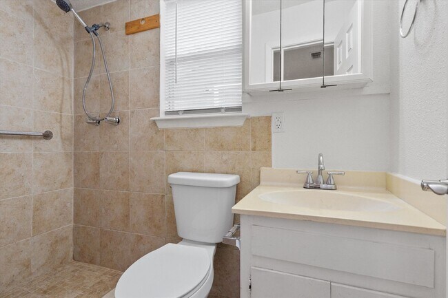 Building Photo - 703 Huntingdon Pl