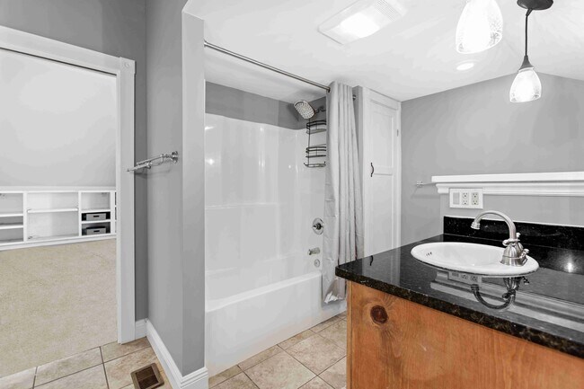 Building Photo - 7211 Bay Crest Rd