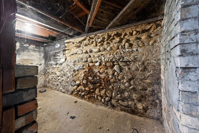 Building Photo - 1220 Erie St