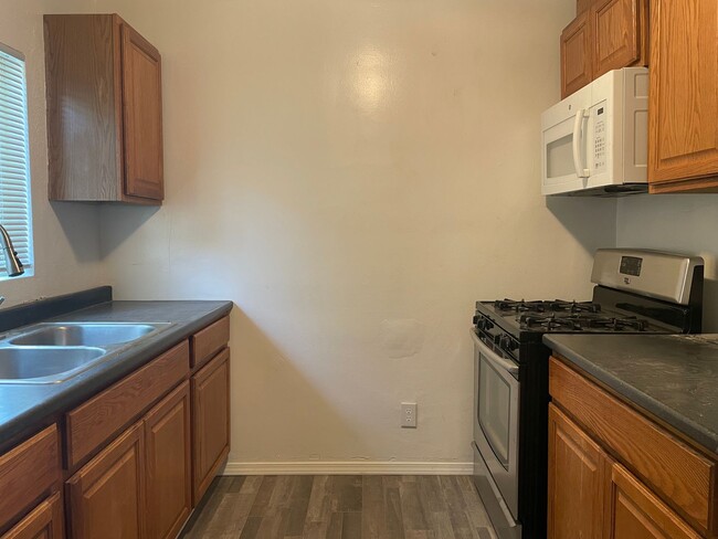 Building Photo - Cute and updated 3 bedroom 1 bathroom home...