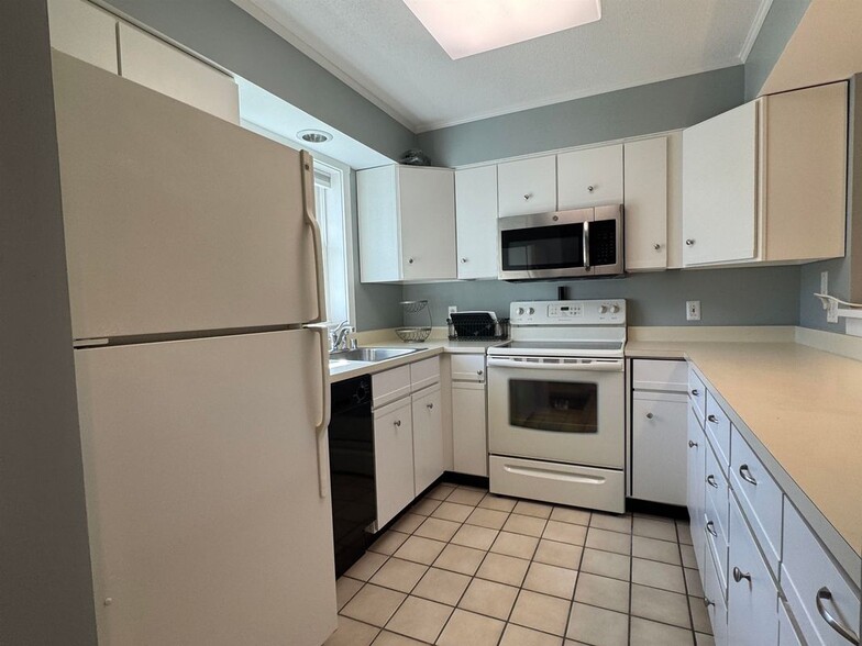Building Photo - 158 Riverside Heights
