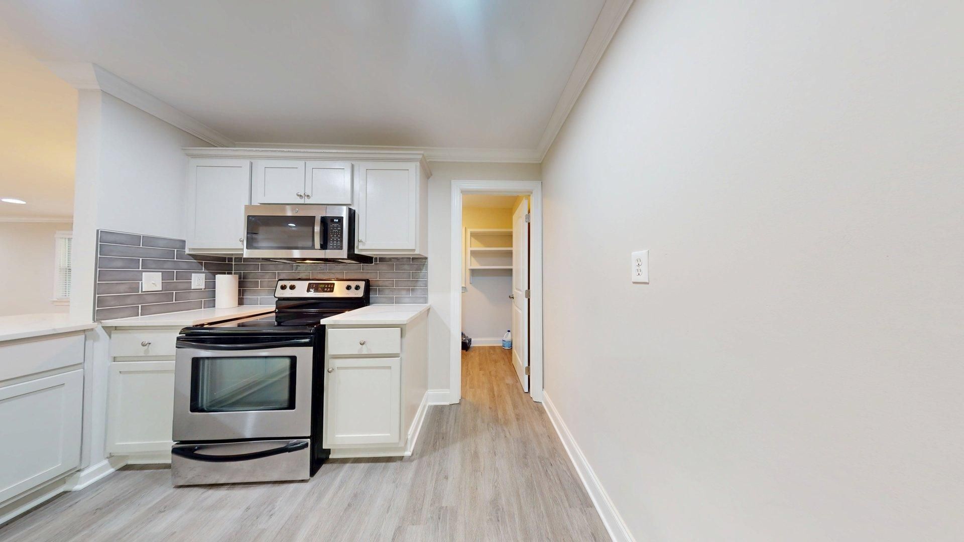 Building Photo - Totally Updated Home on Oak Bowery