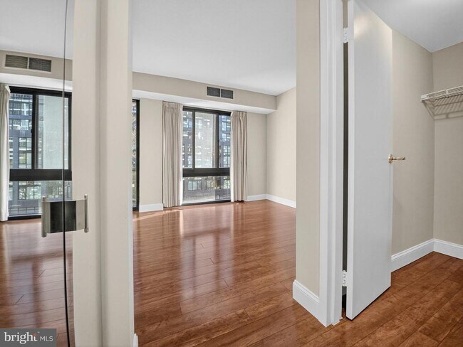 Building Photo - 1530 Key Blvd