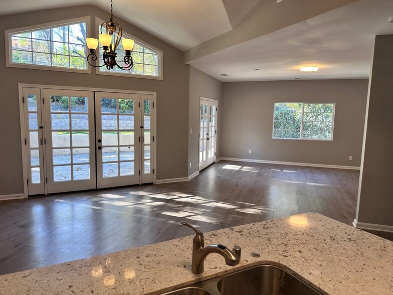 Building Photo - 5371 Topeka Dr