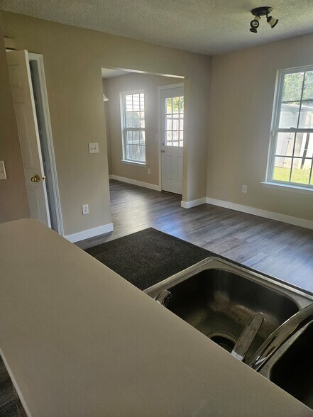 Building Photo - 500 Jaclyn Cir
