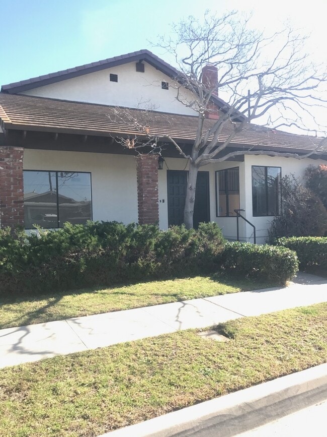 Building Photo - 3Bed/3Bath House Plus Office in South Torr...