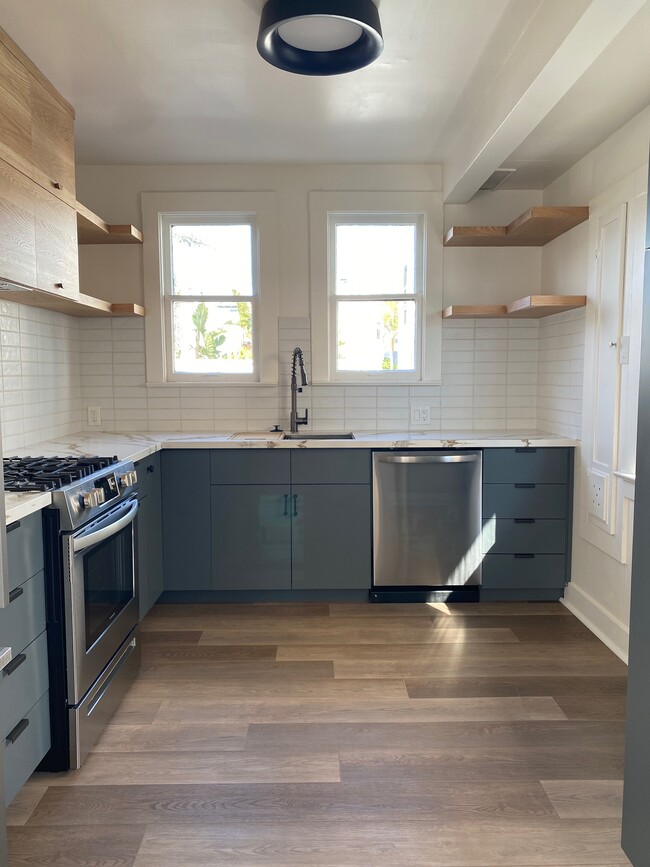 Building Photo - 2452 Palm Dr