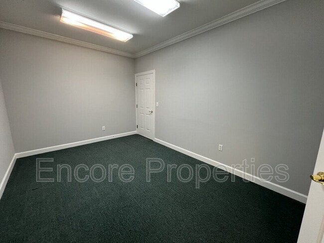 Building Photo - 1330 SE Maynard Rd