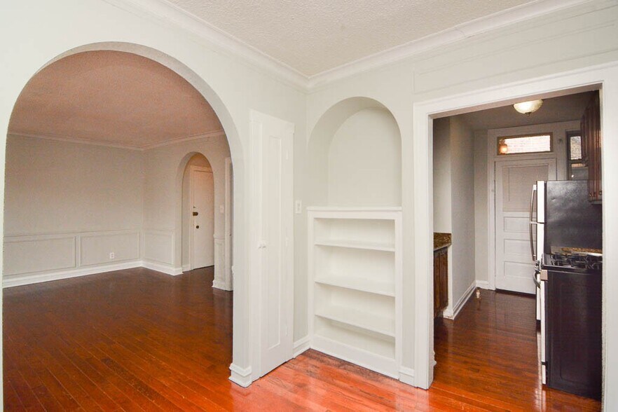 Building Photo - 551.5 W Surf St