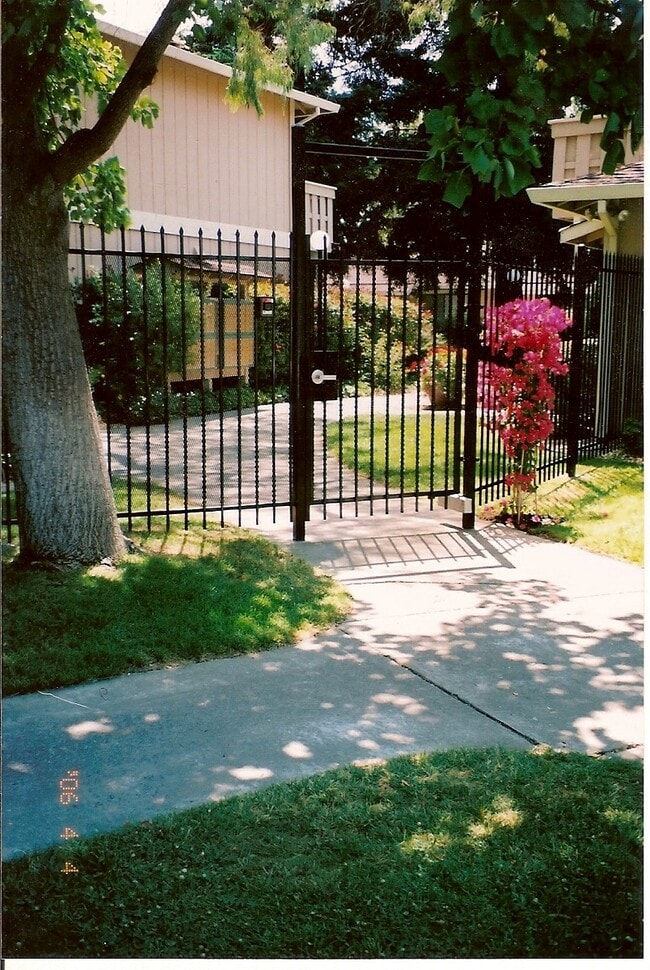 Building Photo - 2124 Santa Ana Dr