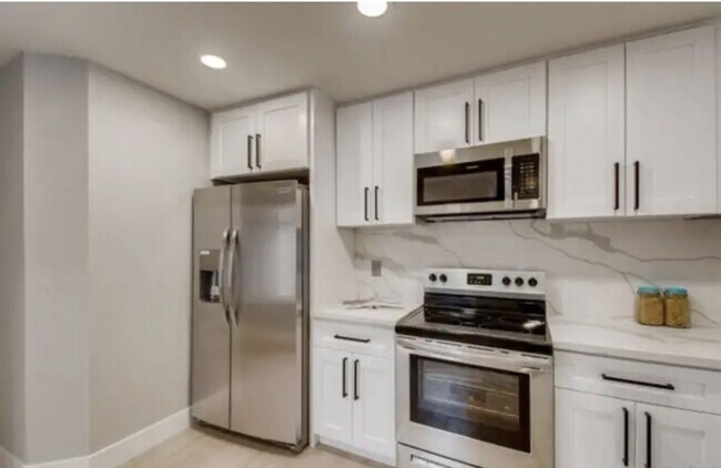 Building Photo - $3,300 - 3 Bed / 2.5 Bath Upgraded Townhome in The Knolls Community