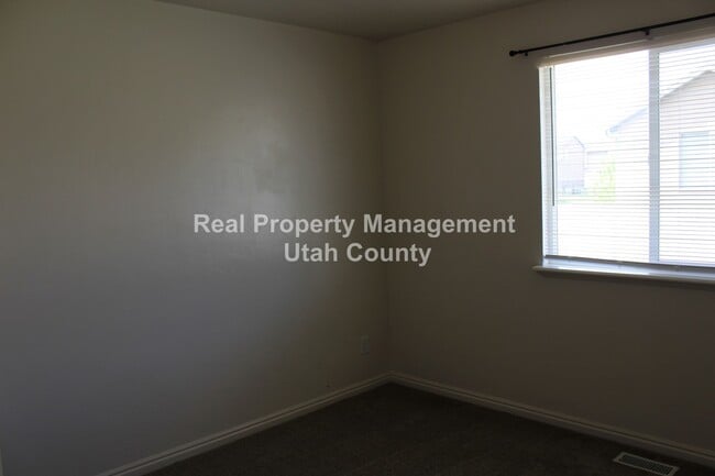 Building Photo - Updated home in Saratoga Springs