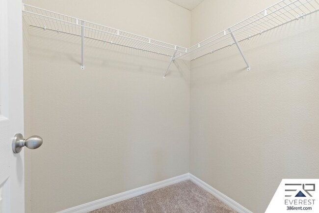 Building Photo - FULLY FENCED 3/2/2 IN DESIRABLE QUAIL HOLLOW