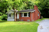 Building Photo - Hendersonville Ranch Home