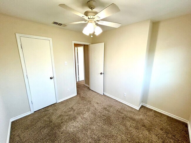 Building Photo - AVAILABLE NOW! 3 Bedroom 2.5 Bathroom Town...