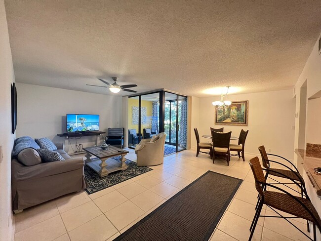 Building Photo - Furnished 2 bedroom 2 Bath condo in a Wond...