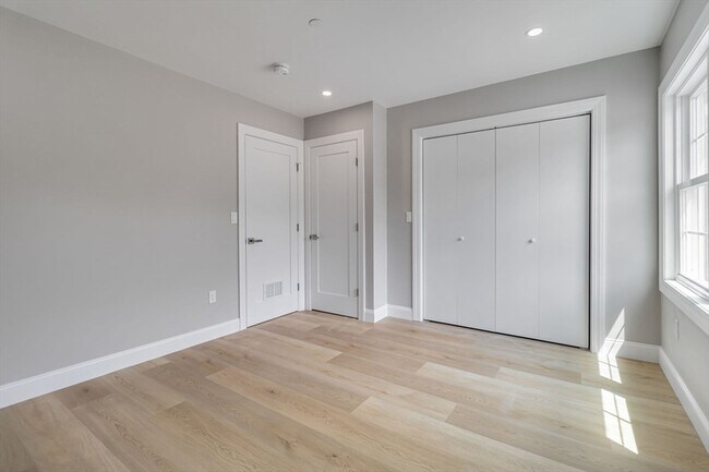 Building Photo - 192 Main St