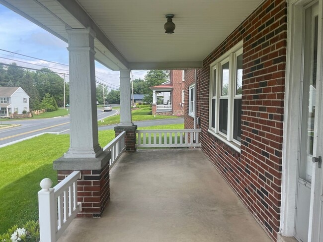 Building Photo - Beautiful 5-Bedroom Home in East Cocalico ...