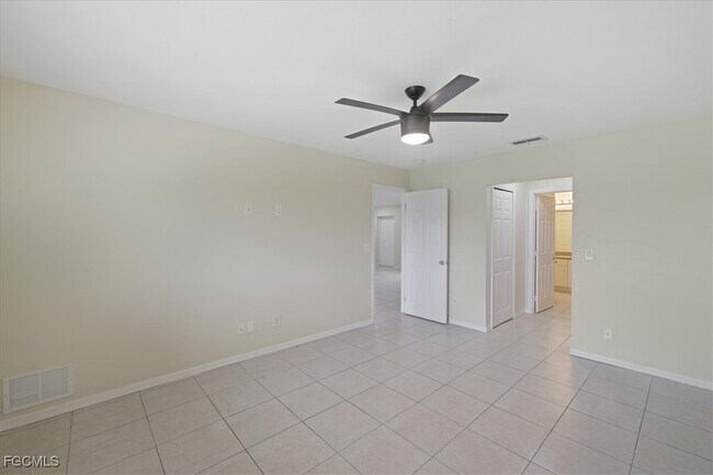 Building Photo - 1529 SW 15th Pl