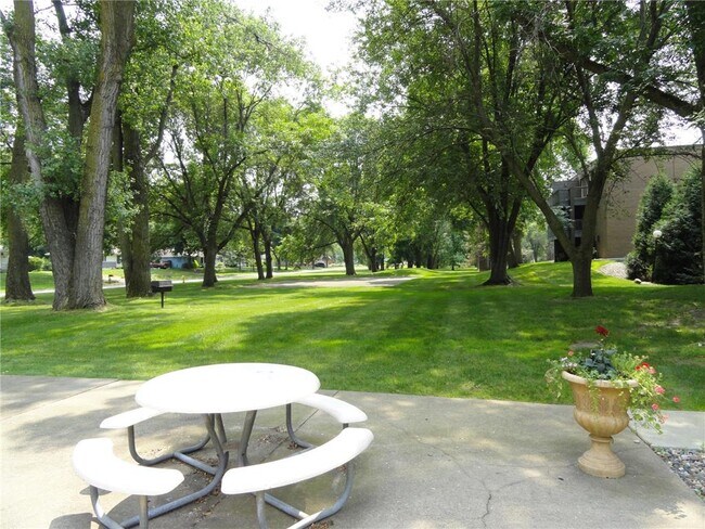 Building Photo - 2800 Hamline Ave N