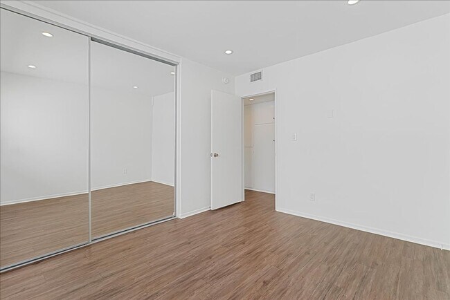 Building Photo - 5703 Hazeltine Ave