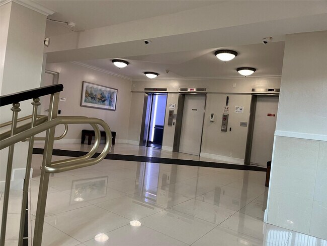 Building Photo - 333 NE 21st Ave