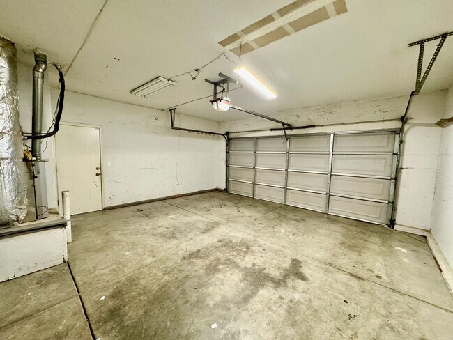 Building Photo - 528 Burgundy St