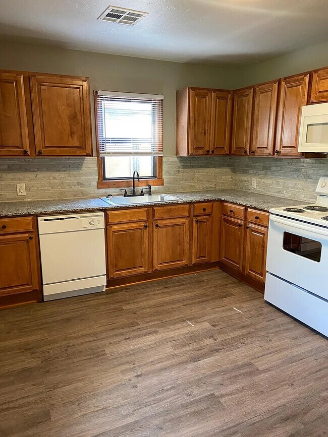 Building Photo - 822 Denison Dr