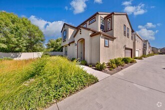 Building Photo - Modern 4B-Bed Home Walking Distance from P...